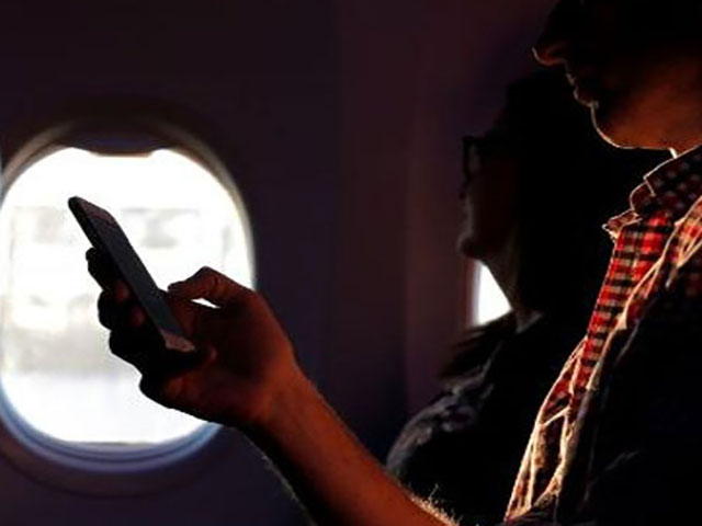 अब हवाई यात्रा के दौरान भी कर सकेंगे मोबाइल और इंटरनेट का इस्तेमाल, TRAI की सरकार से सिफारिश