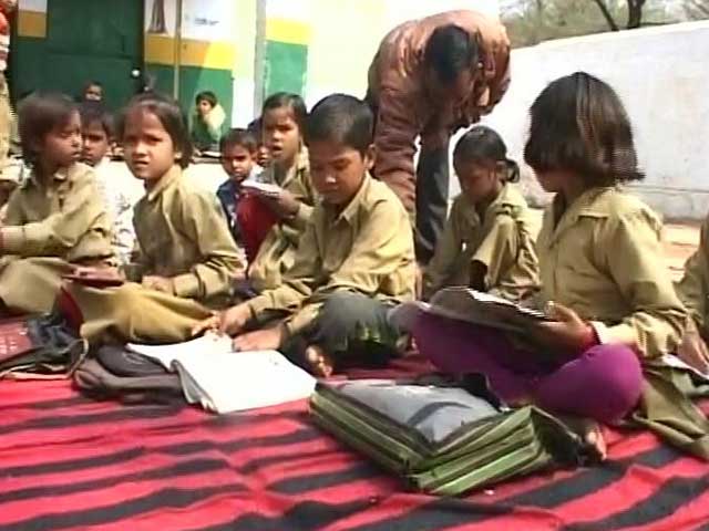 उत्तर प्रदेश :नाले के बगल में बैठकर पढ़ाई करने को मजबूर हैं बच्चे