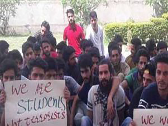 कश्मीरी छात्रों से मारपीट ने तूल पकड़ा, महबूबा और उमर ने की कार्रवाई की मांग