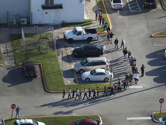 अमेरिका: फ्लोरिडा में स्कूल के निष्कासित छात्र ने की फायरिंग, स्कूली बच्चों समेत 17 लोगों की मौत
