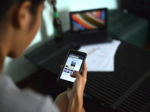 phone_woman_holding_pixabay