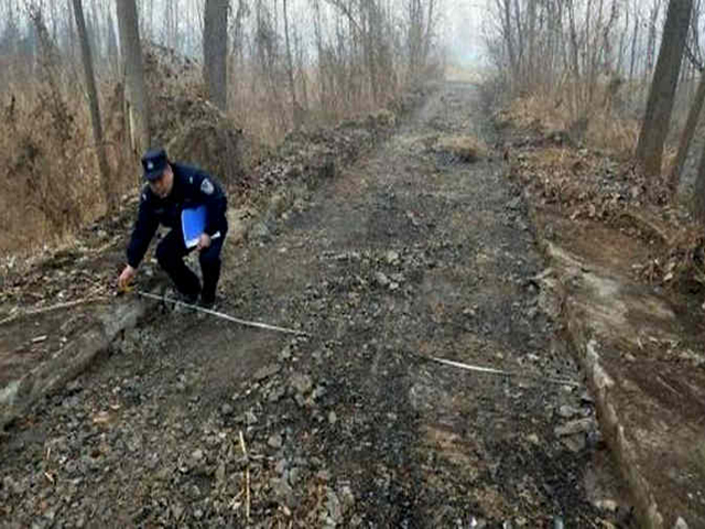 पूर्वी चीन में अनोखी चोरी अमीर बनने के लिए एक शख्स ने रातोंरात चुरा ली 800 मीटर सड़क