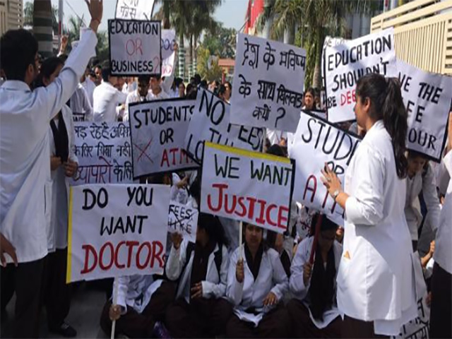 मेडिकल कॉलेजों में 5 गुना फीस बढ़ोत्तरी के खिलाफ फूटा MBBS छात्रों का गुस्सा