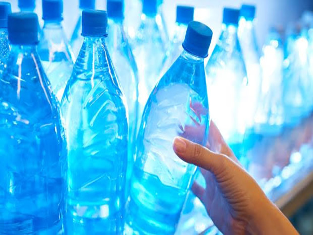 सावधान! बोतल बंद पानी नहीं प्लास्टिक पी रहे हैं आप