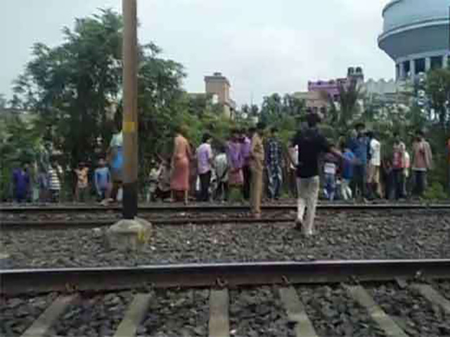 कोलकाता के दमदम कैंट मैं रेल लाइन किनारे बम विस्फोट, एक जख्मी