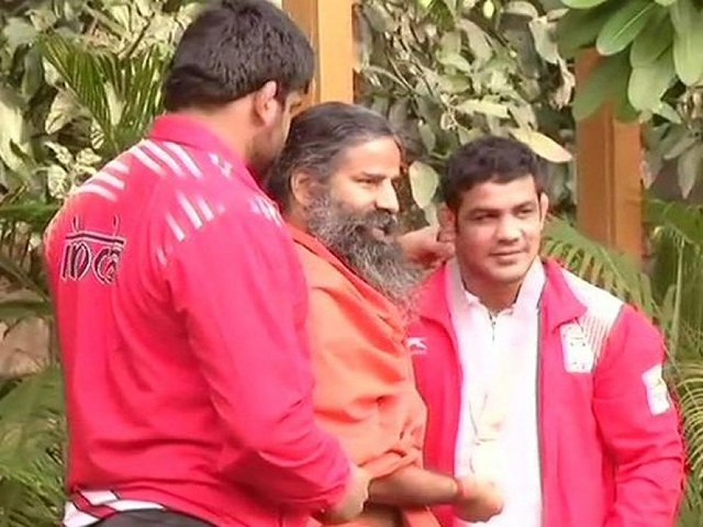 गोल्ड मेडल विजेता स्वदेश लौटे सुशील कुमार, सीधे योग गुरु बाबा रामदेव से मिलने पहुंचे
