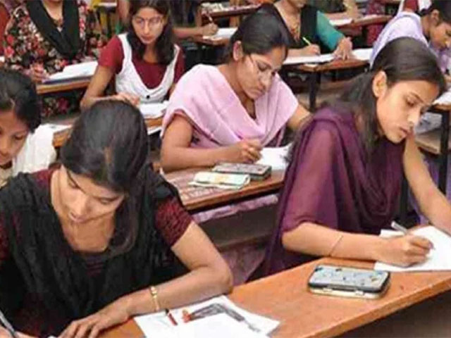 बिहार: परीक्षा में नकल रोकने का गजब तरीका, महिलाओं के सूट कैंची से फाड़े