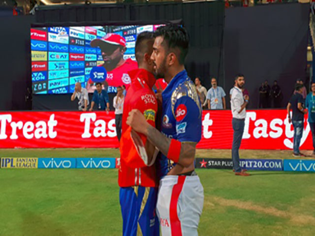 IPL 2018: मैदान पर दिखा भाईचारा, राहुल-पांड्या ने पहनीं एक-दूसरे की जर्सियां