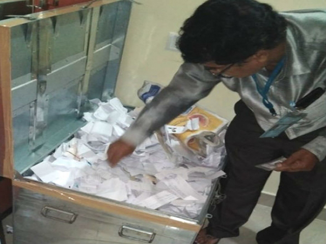 बेंगलुरु: फ्लैट में मिले हजारों वोटर कार्ड, EC ने शुरू की जांच, BJP-कांग्रेस भिड़े