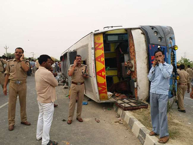 मैनपुरी में प्राइवेट बस अनियंत्रित होकर पलटी, 17 की मौत, 23 घायल, दुखी सीएम ने दी आर्थिक सहायता