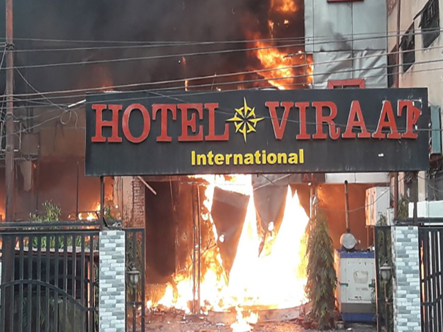 लखनऊ: होटल विराट इंटरनेशनल में भीषण आग, 2 की मौत, कई पर्यटक फंसे
