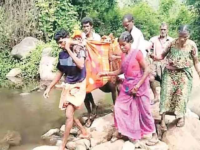केरल: गर्भवती आदिवासी महिला को 4 किलोमीटर तक कपड़े पर लटका कर चले, वजह जानकर रह जाएंगे हैरान