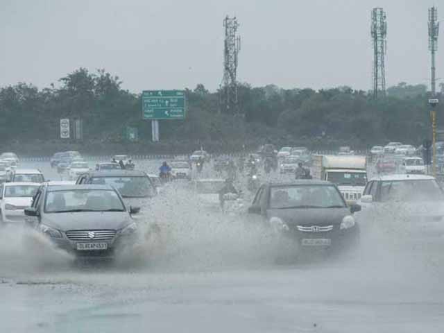 देहरादून के मोहकमपुर में भारी बारिश से सहमे लोग, बादल फटने जैसे हालात बने