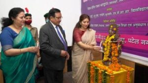 कार्यक्रम-में-दीप-प्रज्जवलित-करते-अतिथिगण।