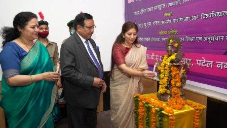 कार्यक्रम-में-दीप-प्रज्जवलित-करते-अतिथिगण।