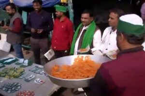 किसानों-के-बीच-बंटी-जलेबी