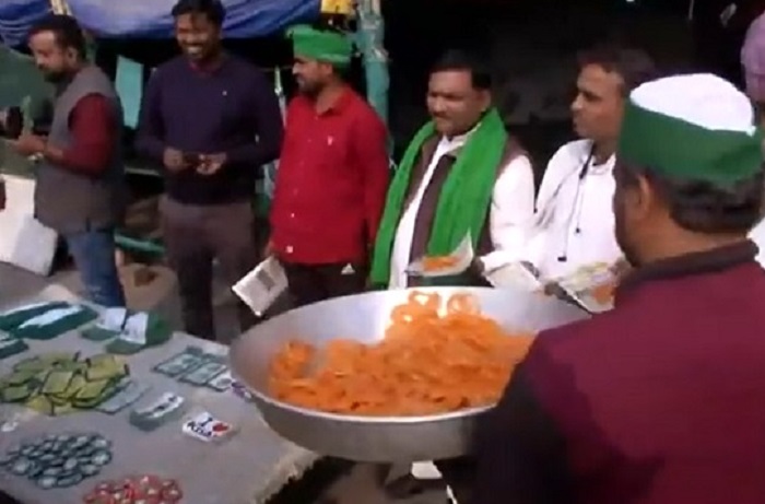 किसानों-के-बीच-बंटी-जलेबी
