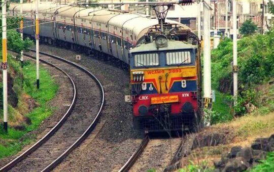 मुंबई-अहमदाबाद मार्ग पर ट्रेन यातायात पर लगी 11 घंटे की रोक, नर्मदा नदी अपने खतरे के निशान के पार