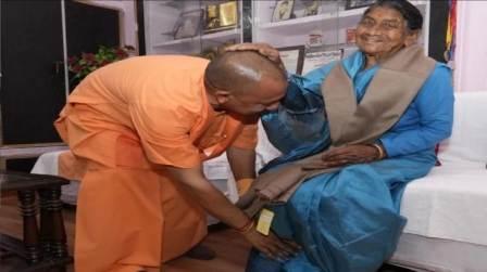 5 साल बाद पैतृक गांव पहुंचे सीएम योगी को मिला मां का आशीर्वाद, महाराज के छलके आंसू