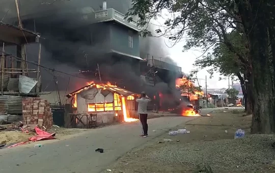 नेताओं के घरों में आग, सरेआम गोलीबारी और खूनी झड़प- मणिपुर हिंसा से जुड़ी 10 बड़ी बातें