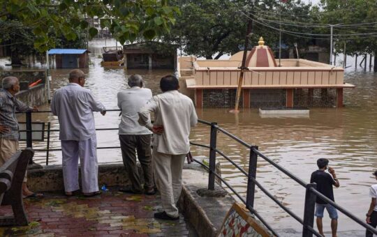 24 घंटे में 19 राज्यों में भारी बारिश का हाई अलर्ट, गुजरात का बुरा हाल, डूब गए मंदिर-देवालय
