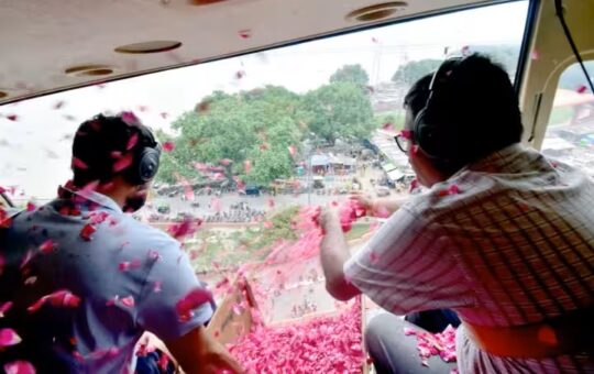 सावन के तीसरे सोमवार पर अयोध्या में प्रशासन ने शिव भक्तों पर हेलीकॉप्टर से बरसाए फूल, तस्वीरों में कैद अद्भुत नजारा