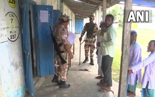 पश्चिम बंगाल पंचायत चुनाव: हिंसा के बीच बंगाल में मतदान जारी, कूचबिहार में BJP के पोलिंग एजेंट की हत्या