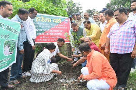 कृषि मंत्री गणेश जोशी ने हरेला पर्व पर पंतनगर विश्वविद्यालय परिसर में लगाया फलदार पौधा