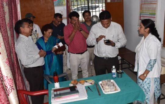 चम्पावत विधानसभा क्षेत्र में स्वास्थ्य सचिव डॉ आर राजेश कुमार ने परखी स्वास्थ्य सुविधाओं की जमीनी हकीकत