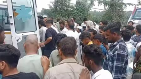 बड़ा हादसाः ट्रक के नीचे आये बाइक सवार, एक की मौत