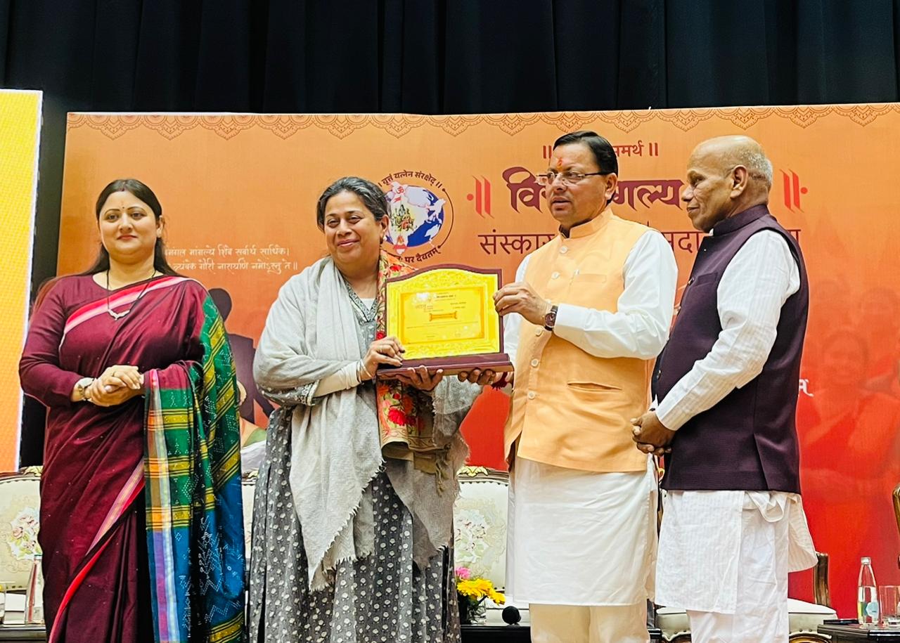 विष्वमंगल सभा में शैला बृजनाथ को ‘मातृ सम्मान’