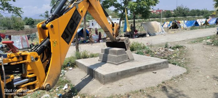 अतिक्रमण पर जिला प्रशासन की बड़ी कार्रवाई, अवैध मजार ध्वस्त