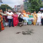 देहरादून में कांग्रेस का प्रदर्शन, केंद्रीय शिक्षा मंत्री का पुतला फूंककर जताया विरोध