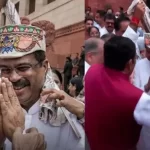 धर्मेंद्र प्रधान के संसद पहुंचते ही NDA सांसदों ने किया जोरदार स्वागत, पाग पहनाकर सदन तक लेकर गए