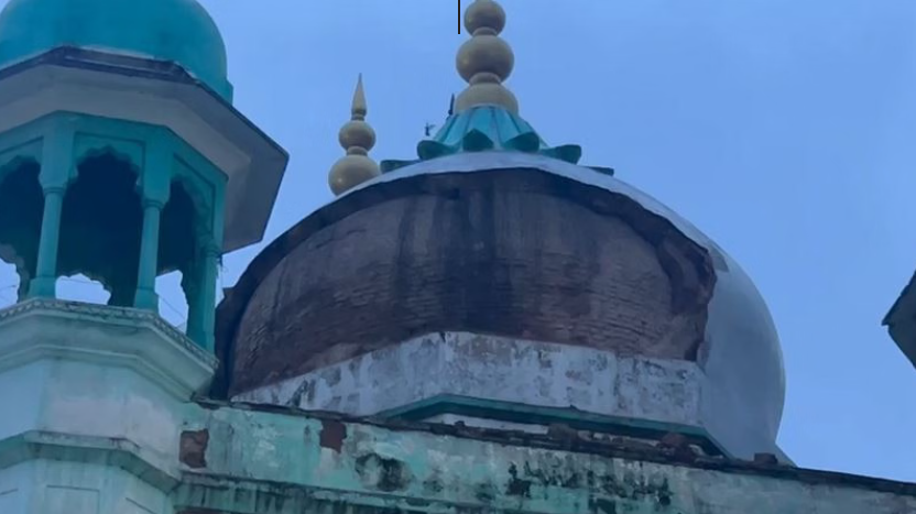 मथुरा की ऐतिहासिक जामा मस्जिद के गुंबद का हिस्सा गिरा, नमाज के दौरान टला बड़ा हादसा