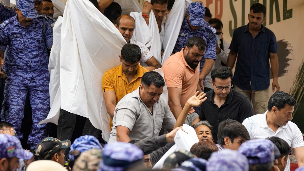 थ्री-फेज ऑपरेशन, ग्रीन कॉरिडोर और सादे कपड़ों में पुलिस… ऐसे हटाए गए सोनम वांगचुक