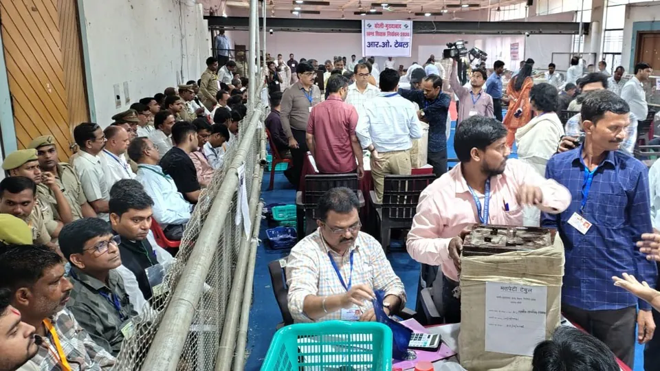 यूपी MLC मतगणना के बीच हंगामा, मेरठ में मोबाइल को लेकर पुलिस से नोकझोंक
